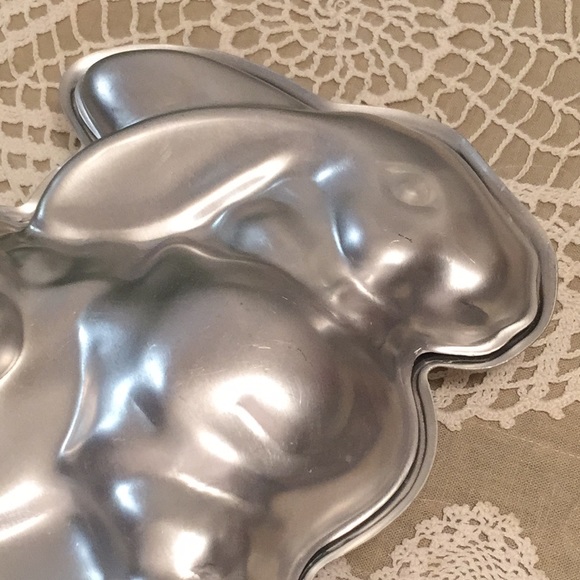 Vintage 3D Bunny Rabbit Cake Pan Mold - Picture 4 of 15
